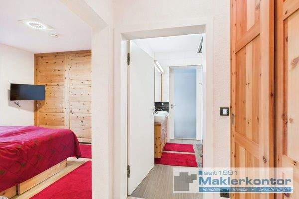 Diele zum Badezimmer und <Schwimmbad