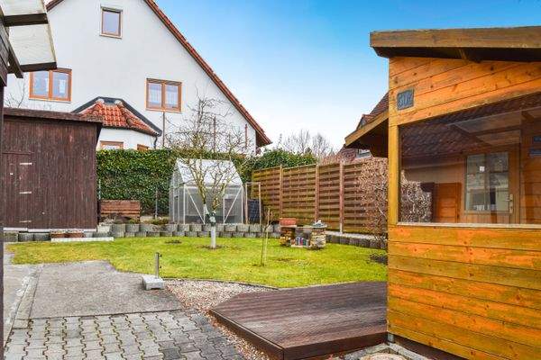 Grundstück mit Gewächshaus