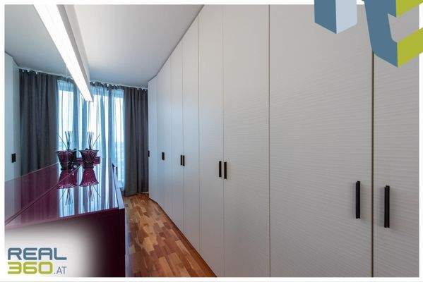 Schrankraum bei Masterbedroom