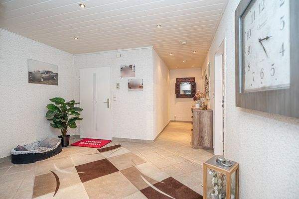 Einladend zeigt sich der geräumige Flur im Obergeschoss