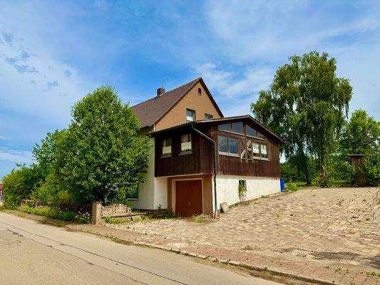 Garage und überdachter Freisitz