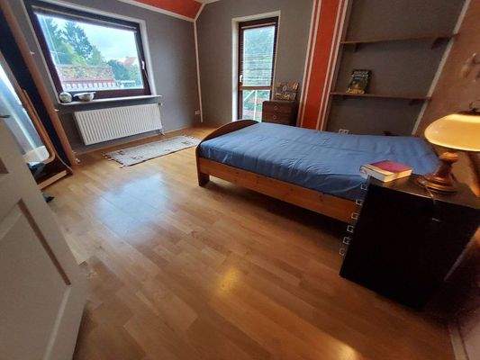 OG Zi 3 ca 19 m² mit Balkon u Treppe nach unten in den Garten.jpg