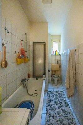 Wohnung 2. OG: Tageslichtbad mit Badewanne