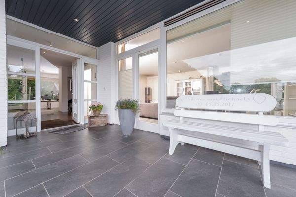 überdachter Eingangsbereich