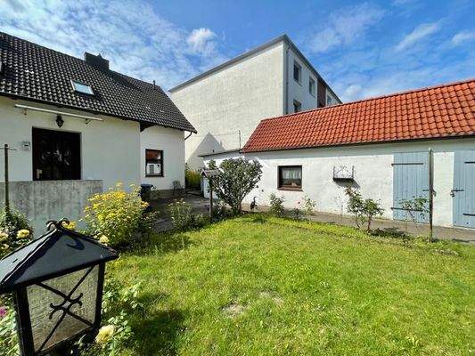 Nebengebäude und Terrasse