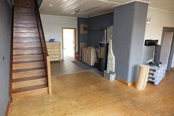 Holztreppe und Kaminofen