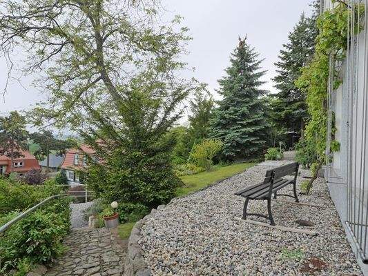 Sitzbank vor dem Haus