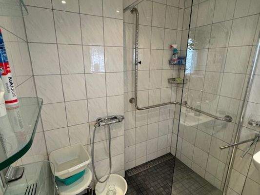 Barrierefreie Dusche.jpg
