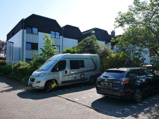 Stellplätze. 1 Stellplatz gehört dazu