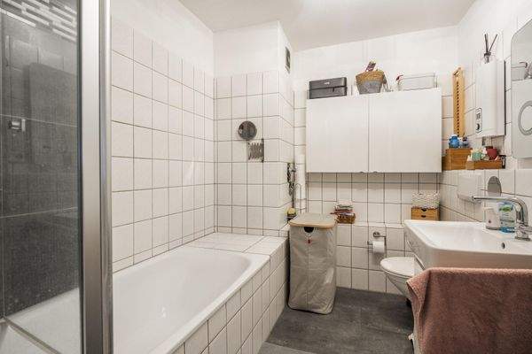 Badezimmer mit Dusche und Wanne