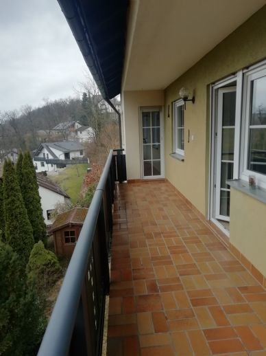Schöne und neu sanierte 5-Zimmer-Wohnung im Grünen mit Balkon