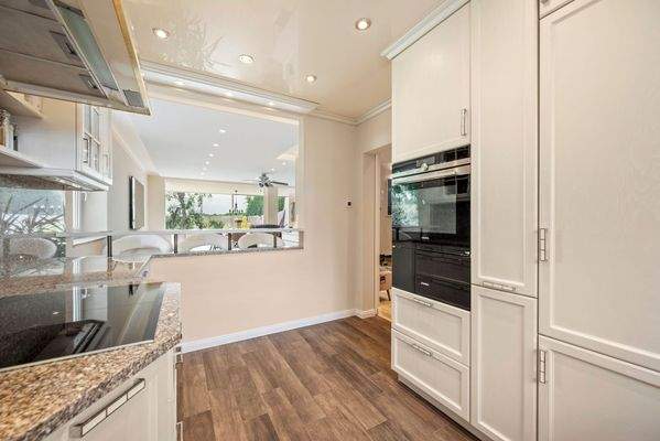 Küche mit Blick in das Esszimmer