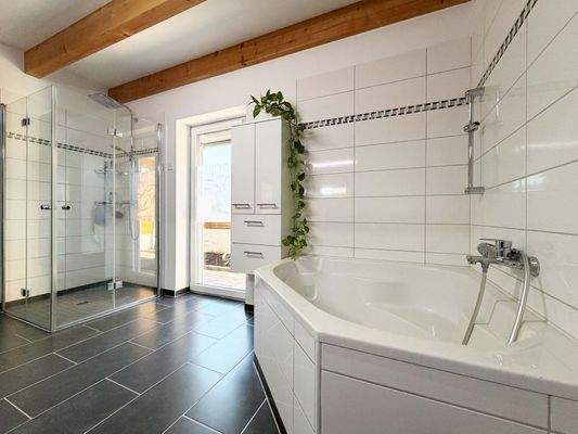 EG Bad: Badewanne und Dusche schaffen Komfort für schnelle oder ruhige Auszeiten