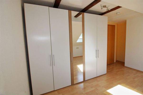 Schlafzimmer mit passenden Kleiderschrank