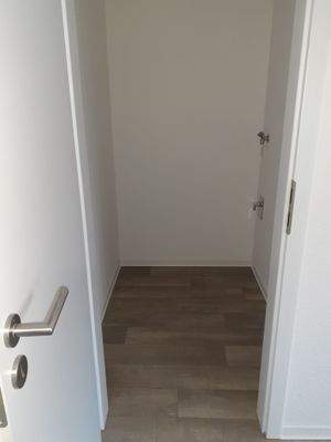 Abstellraum mit Waschmaschinenanschluss.jpg