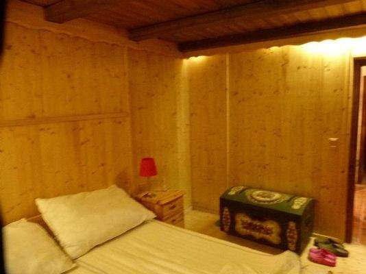 Erstes Schlafzimmer im Untergeschoß