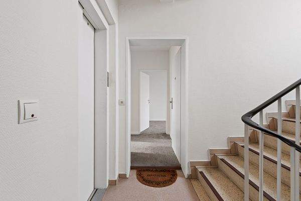 Treppenhaus mit Aufzug