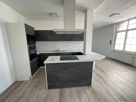 Hochwertige Einbauküche mit Insel.jpg