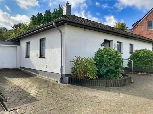 seitlicher Blick zum Bungalow mit Garage 