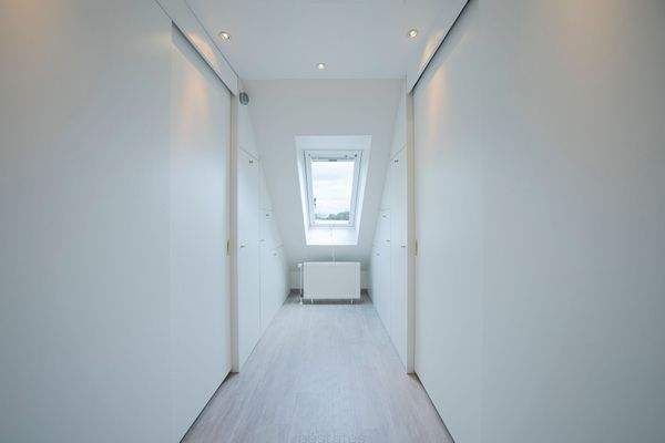 Ankleide zugänglich vom Schlafzimmer