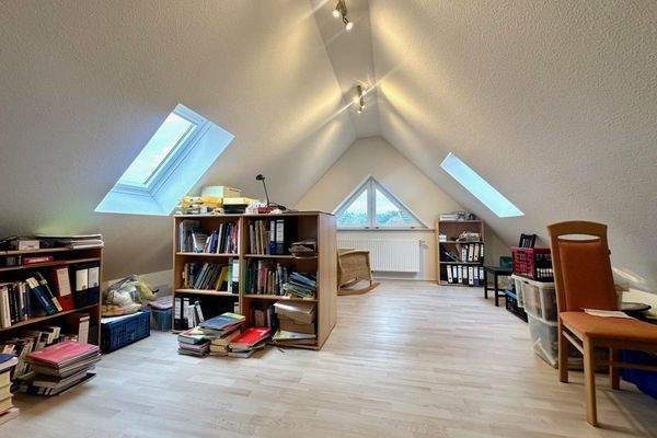 Büro Spitzboden - wohnlich ausgebaute Nutzfläche