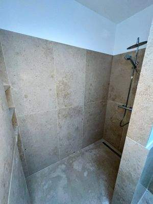 Dusche mit integrierter Ablage