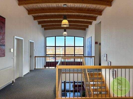 ... vorbei an der großen Fensterfront mit ...