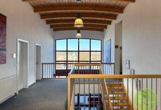 ... vorbei an der großen Fensterfront mit ...