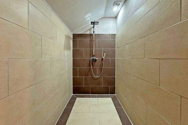 große Dusche im Bad DG