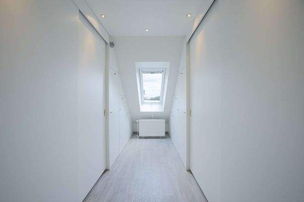 Ankleide zugänglich vom Schlafzimmer