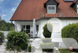 Blick vom Garten auf die Doppelhaushälfte