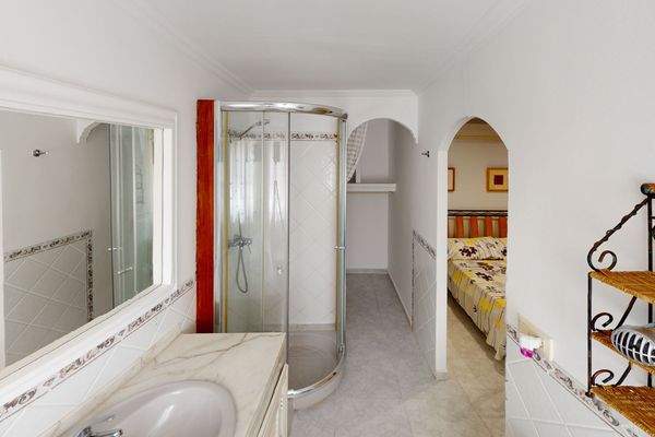 Badezimmer en Suite des Hauptschlafzimmers 