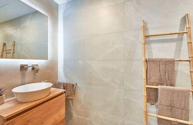 Gäste-WC mit elegantem Waschbecken und hochwertigen Armaturen