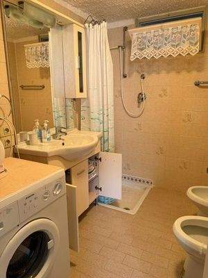 Einzimmerwohnung Badezimmer.jpg