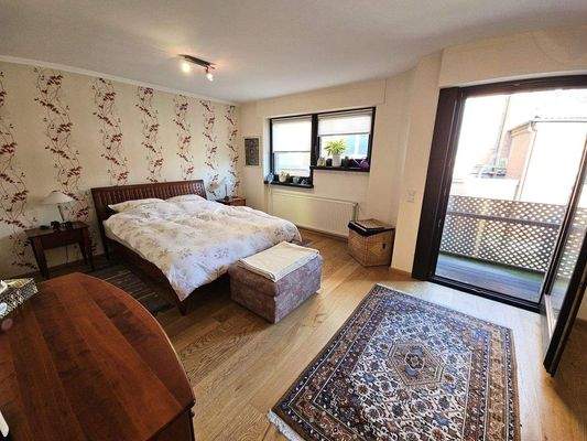 Schlafzimmer mit angrenzendem Balkon