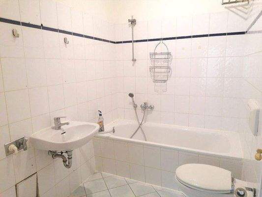 gefliestes Bad mit Wanne, Waschmaschinenanschluss