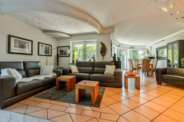 Wohn- und Esszimmer mit Kamin