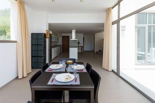 Elegantes Esszimmer mit Blick auf den Patio