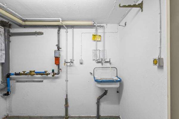 Praktisches Waschbecken im Hauswirtschaftsraum