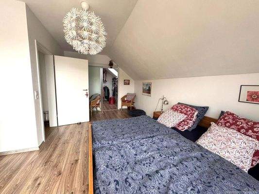 Schlafzimmer 1 mit Zugang zur Ankleide