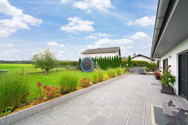 Garten mit großer Terrasse