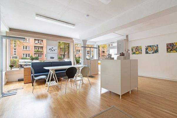 Freundlicher Verkaufsraum mit großem Schaufenster und Tageslichteinfall