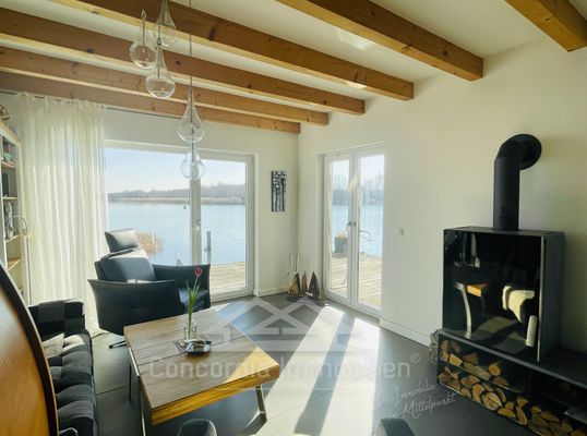Heller Wohnbereich mit Blick auf den See