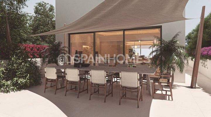 Well-Located Beachfront Villa for Sale in Marbella