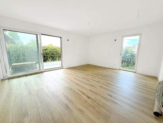 großes Wohnzimmer mit offener Küche