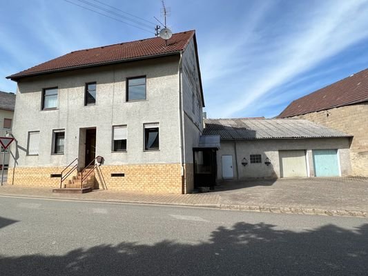 Hausansicht mit Garagen