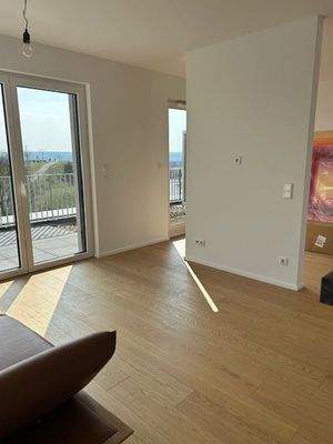 Wohnzimmer mit BIick ins Schlafzimmer.JPG