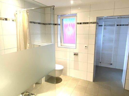 EG: Bad mit Dusche und Fenster