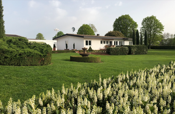 Außenansicht schönes Wohnhaus mit Büro