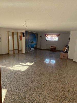 großer Raum im Untergeschoss 